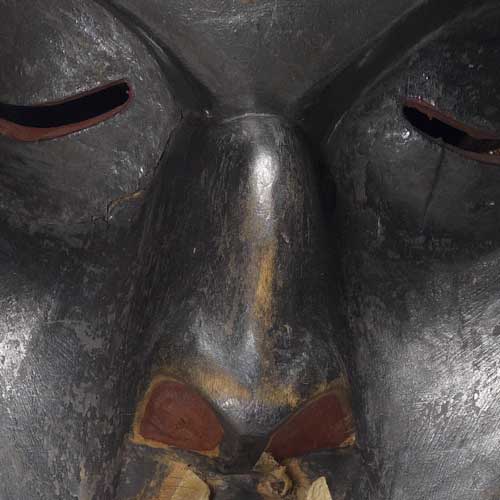 Photographie couleur en gros plan de l'arête du nez du masque d'Ogresse Dzunuḱwa