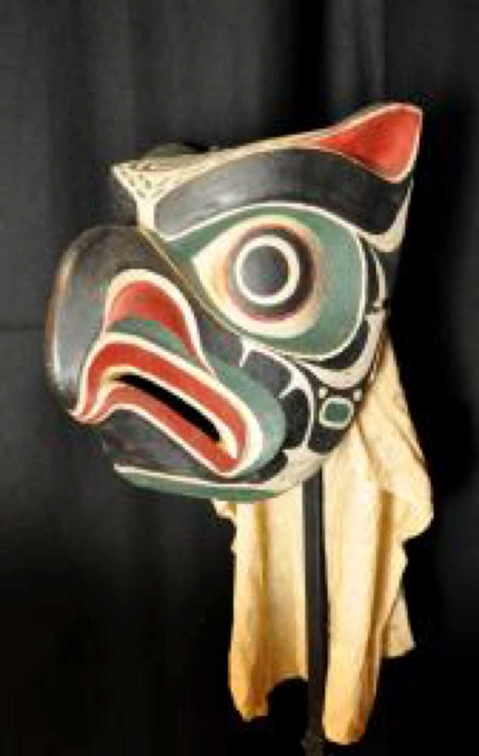 Photographie couleur du masque de Hibou, Daxdaxaluł, prise sur un fond blanc