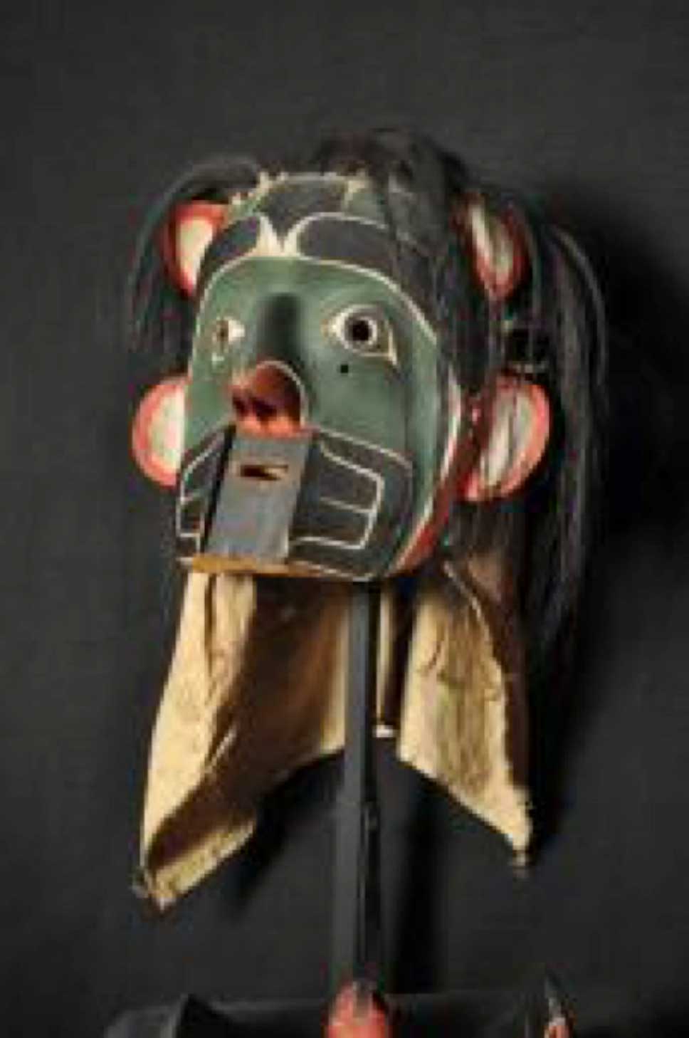 Photographie couleur du masque d'Écho, Sapa, sans les embouts buccaux, prise sur un fond noir