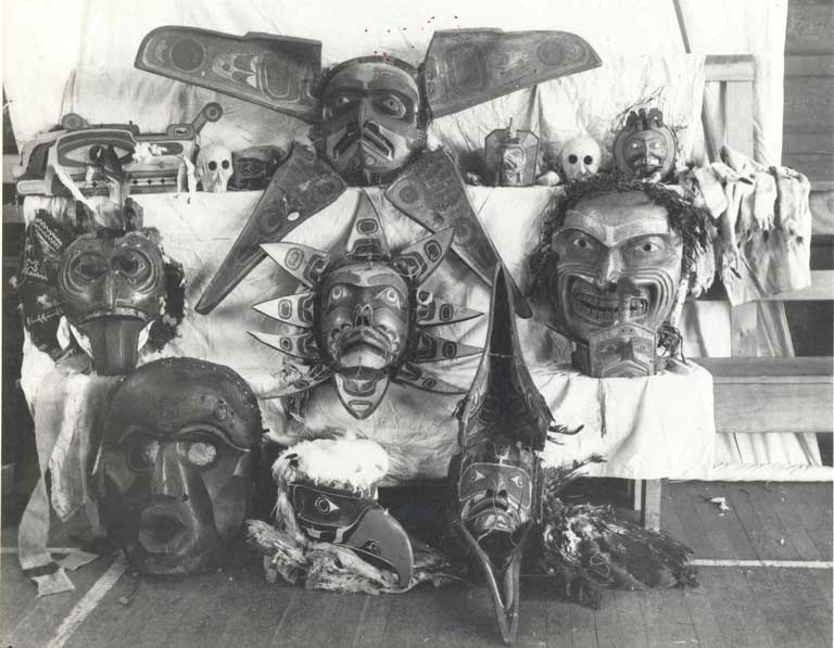 Un groupe de masques saisis est exhibé sur fond blanc, avec au centre deux grands et impressionnants masques transformeurs.