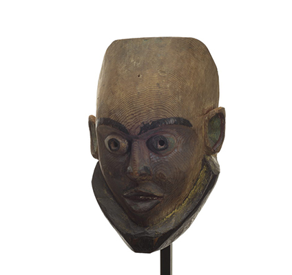 Un masque de lutin Gangananamis, au front allongé et à l'apparence elfique, presque sans peinture.