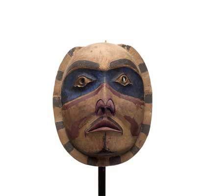 Un masque de lune 'Makwala, en cèdre sculpté, les orbites bleues et un motif radial autour du visage.
