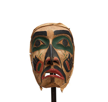 Masque d'orateur Hayakantalał sculpté en bois, yeux et bouche percés, orbites vertes, motifs noirs et mains peintes sur chaque joue.