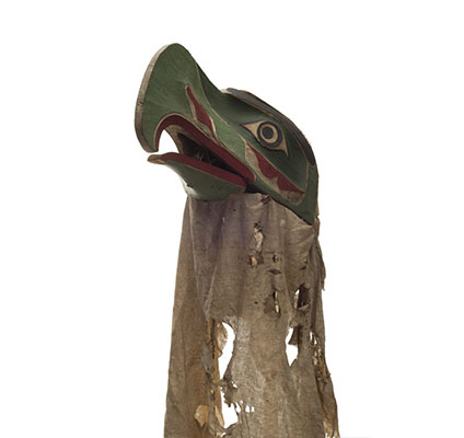 Un masque d'oiseau duveteux Kulus en cèdre sculpté au large bec recourbé, mâchoire articulée, voile en tissu, restes de clou et traces de rouille.