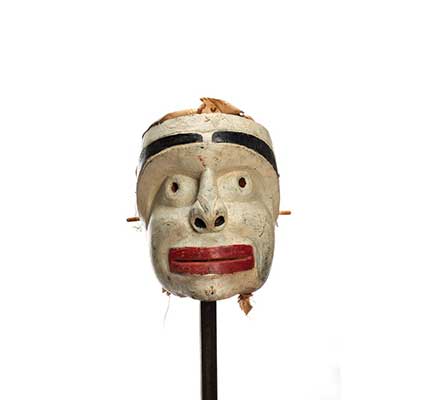 Un masque d'esprit sylvestre Atłakima en cèdre, au visage carré peint en blanc, d'épaisses lèvres rouges, des sourcils foncés et des cheveux d'écorce.