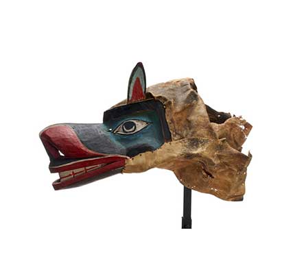Un masque de loup Xisiwe', l'air menaçant, orbites bleu clair, grandes oreilles relevées, lèvres et narines rouges.