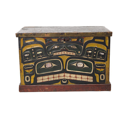 Un coffre à trésor Kawatsi avec couvercle, sculpté et peint sur trois côtés, l'arrière non terminé.