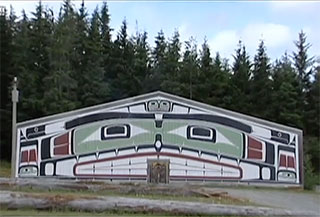 Façade de la maison cérémonielle d’Alert Bay montrant un mur peint aux couleurs vives.
