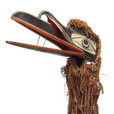 Vue pivotante un terrifiant masque de corbeau au long bec articulé, peint en noir, rouge et blanc, de l'écorce tressée pendant de l'arrière.
