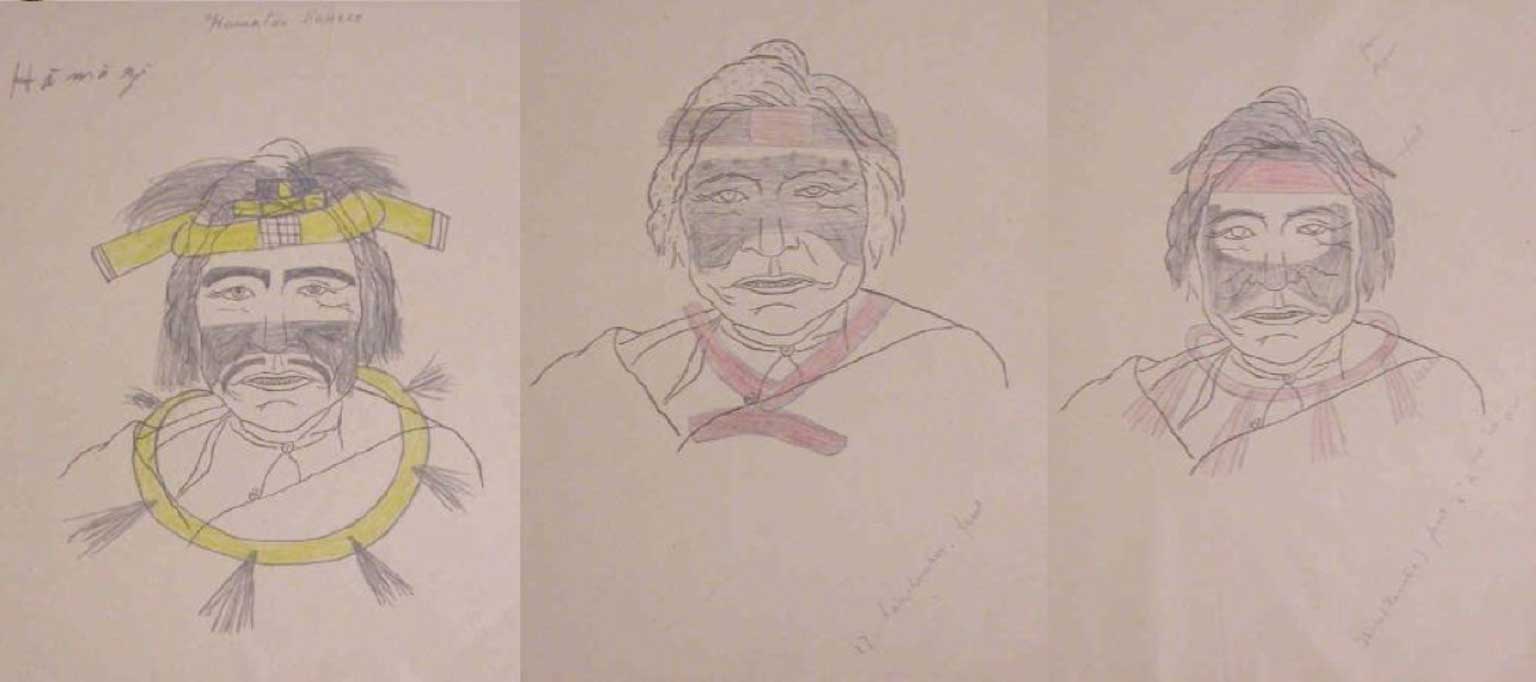 Trois croquis au crayon de couleur de visages montrant chacun une variante de motifs de peintures faciales, une coiffe et un collier