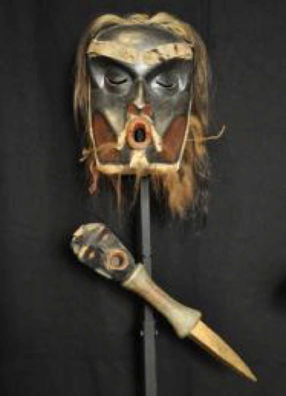 Photographie fixe du masque de chef et brise-cuivre, Gi'kamł Dłu Kaldayu, sur un fond noir