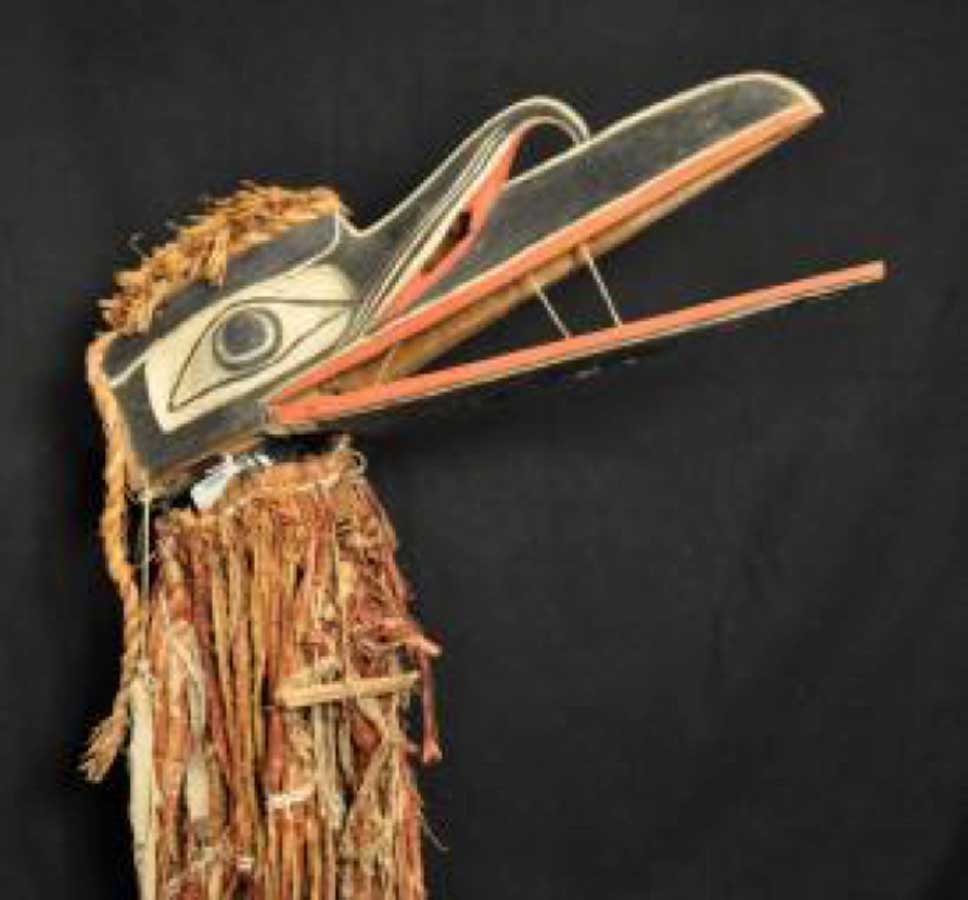 Photographie fixe du masque de Gwaxgwakwalanuksiwe', Corbeau de l'extrême-nord du monde, prise sur un fond noir