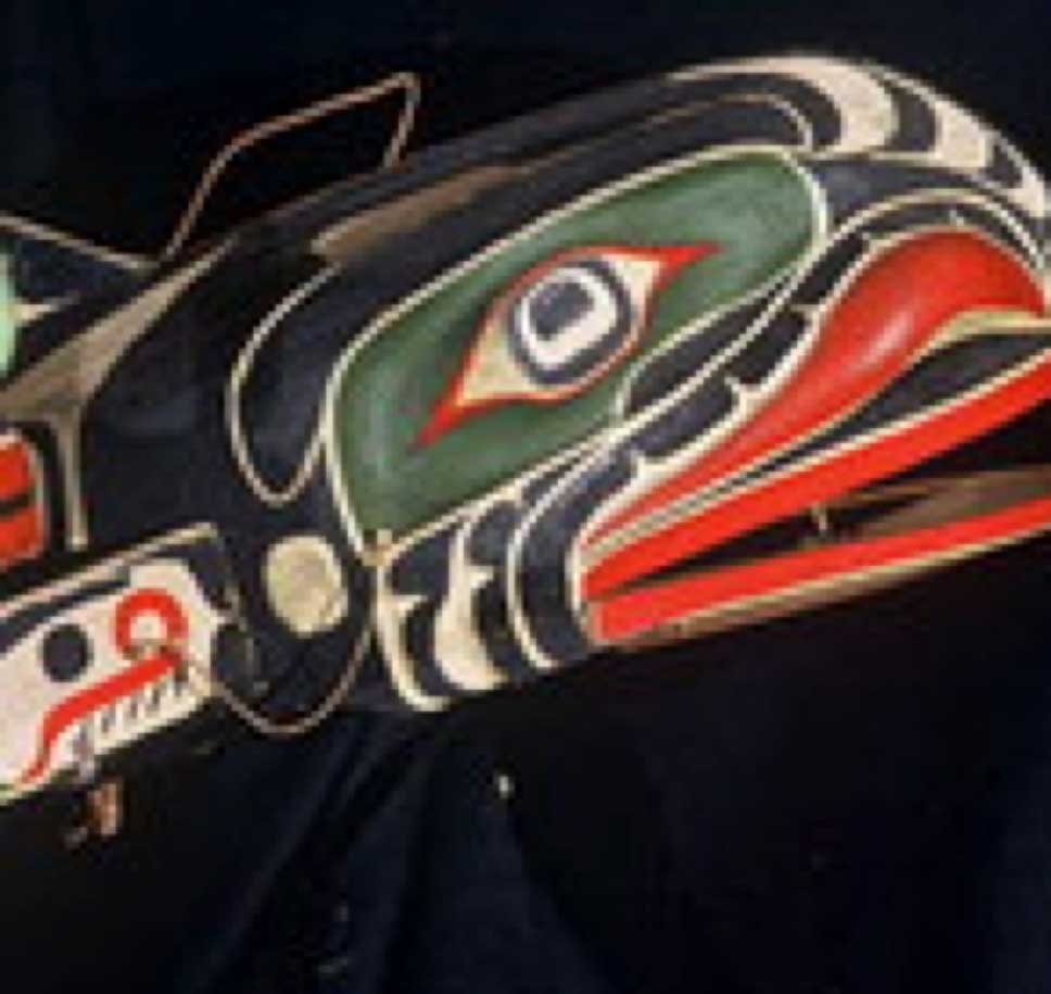 Photographie fixe du masque de Gwa'yam, baleine grise ou à bosse, prise sur un fond noir