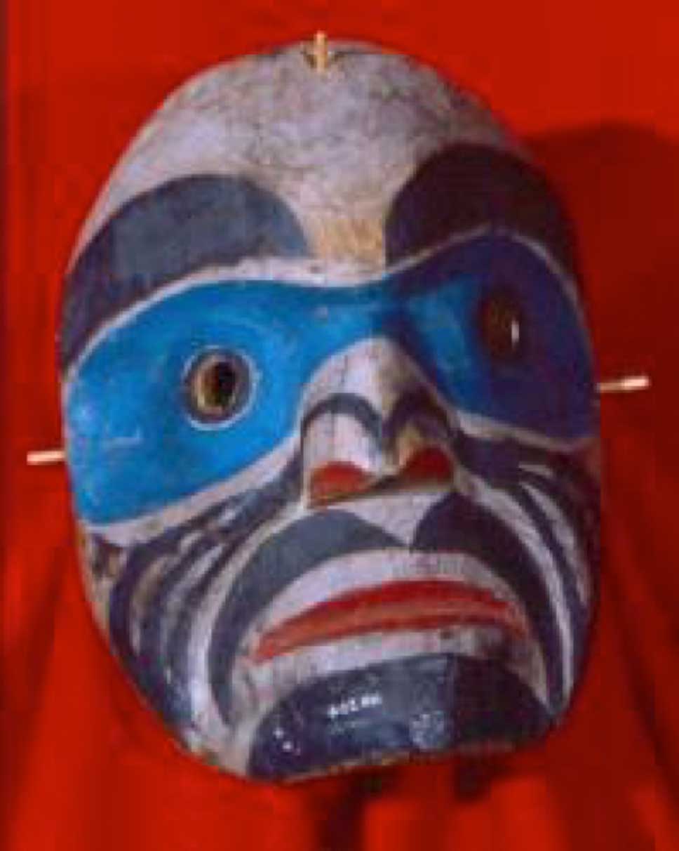 Photographie fixe du masque de Hayakantalał, porte-parole, prise sur un fond rouge