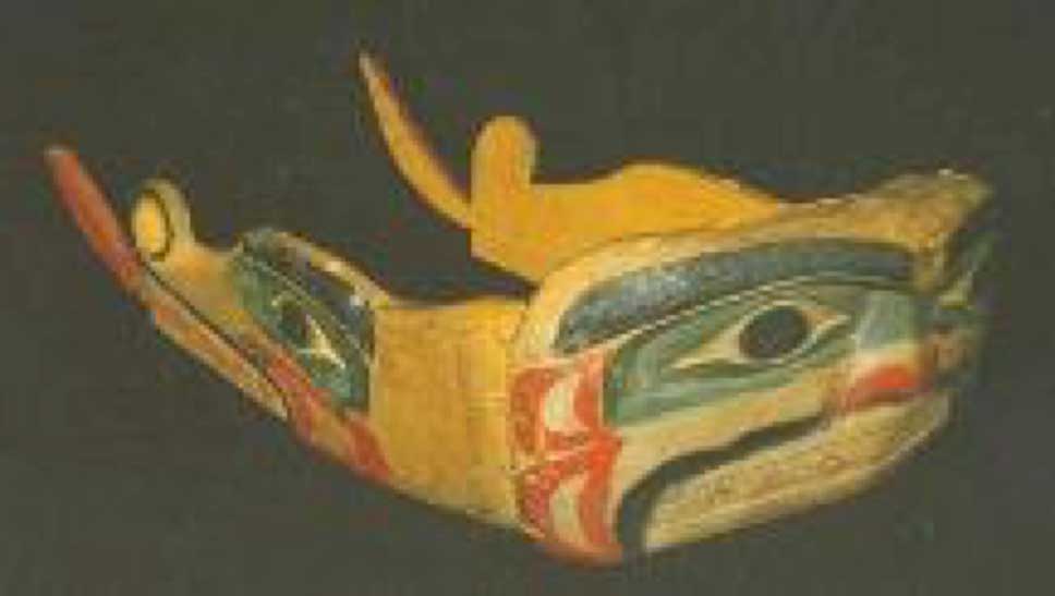 Photographie couleur un masque de Sisiyutł, le Serpent bicéphale, prise sur un fond noir