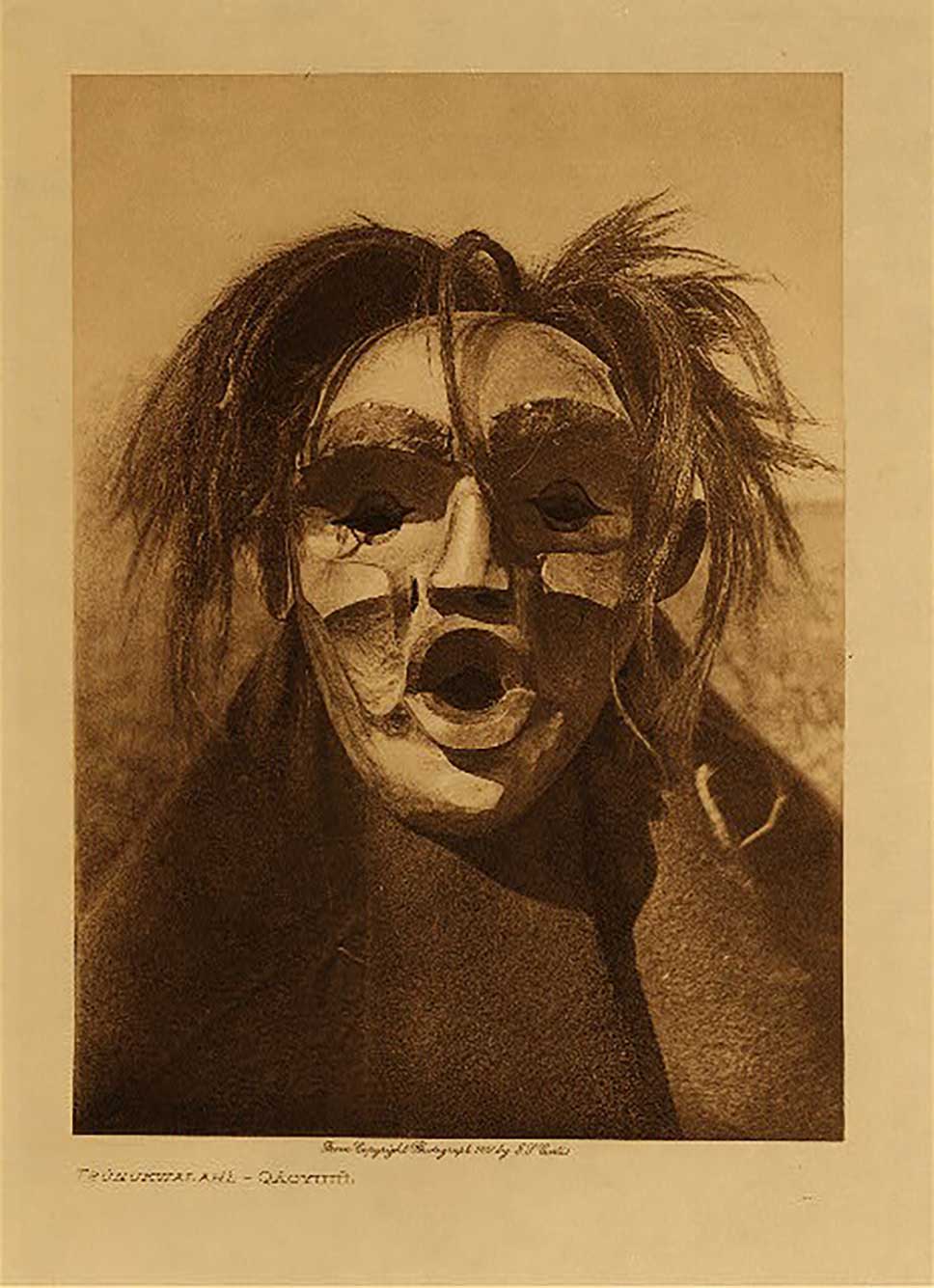 Photographie couleur un masque d'Ogresse Dzunukwa, prise sur un fond noir
