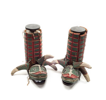 Jambières de Kwigwis en forme de bottes à motif d'écailles et de tête de saumon prise dans les serres un oiseau.