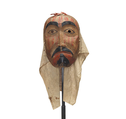 Un masque de deuil en cèdre, sourcils, paupières, moustache et bouc en noir, lèvres et doubles lignes verticales sur le visage rouges, voile en coton.